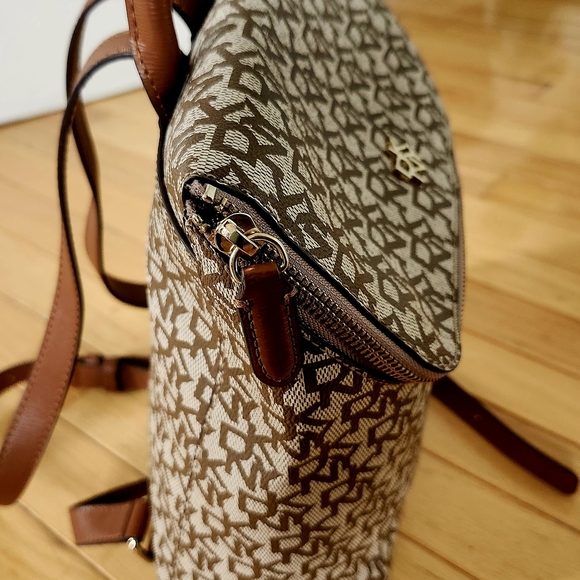 DKNY NEW Patterned Backpack, Print Brown And Beige, H27.3 X W 6.35 X D 24.1 CM - Picture 5 of 12